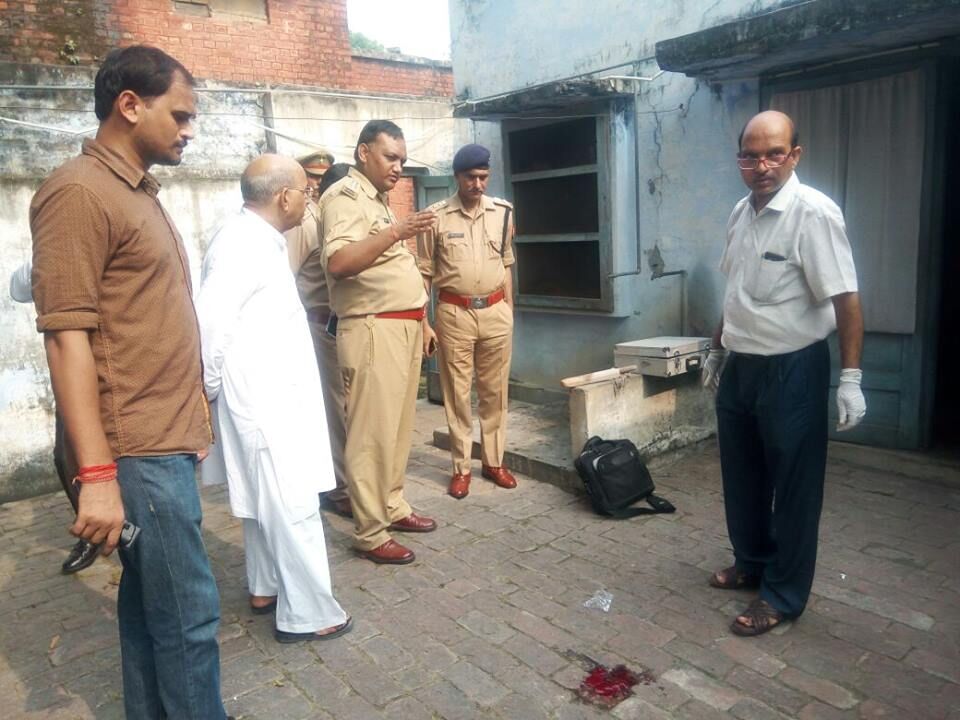 सीओ सिटी आवास के पास बदमाशों ने घर मे घुसकर की लूट, बेटी की मौत,माँ की हालत गम्भीर सीओ सिटी आवास के पास बदमाशों ने घर मे घुसकर की लूट, बेटी की मौत,माँ की हालत गम्भीर