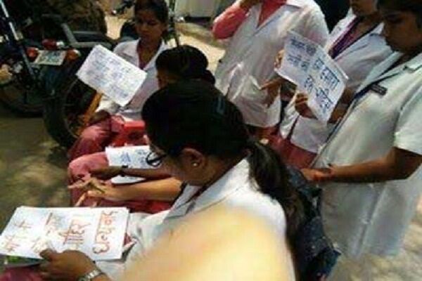 नर्सिंग कॉलेज की छात्राओं ने PM मोदी को लिखा खून से खत, जानिए क्यों