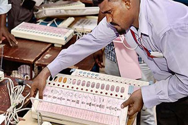 भ्रष्टाचार के आरोप में निलम्बित दाग़ी IAS अधिकारी रहा है EVM की जगह वैलेट पेपर से चुनाव कराने की मांग! भ्रष्टाचार के आरोप में निलम्बित दाग़ी IAS अधिकारी रहा है EVM की जगह वैलेट पेपर से चुनाव कराने की मांग!