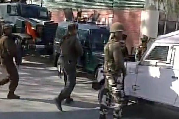 श्रीनगर में CRPF के काफिले पर हमला, 6 जवान घायल