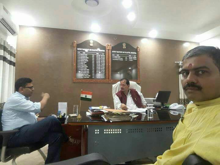 डीएम की कुर्सी पर बैठे बिहार के मंत्री, फिर मचा घमासान