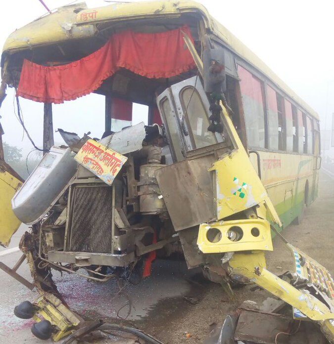 यमुना एक्सप्रेसवे पर खड़े ट्रक से टकराई यूपी रोडवेज की बस, आस्ट्रेलियाई नागरिक की मौत