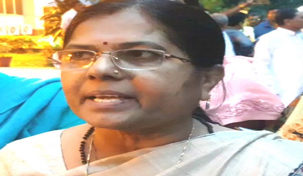 बिहार सरकार में महिला मंत्री संजू वर्मा पर जानलेवा हमला, 3 जवान घायल बिहार सरकार में महिला मंत्री संजू वर्मा पर जानलेवा हमला, 3 जवान घायल