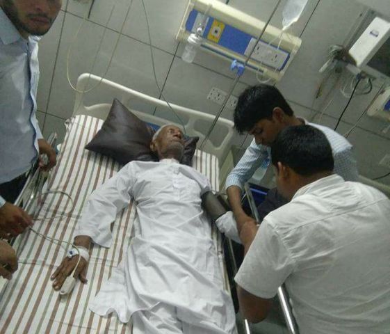 अपने गनर को साइकिल पर बिठाकर घुमने वाले ईमानदार सपा विधायक को हार्ट अटैक अपने गनर को साइकिल पर बिठाकर घुमने वाले ईमानदार सपा विधायक को हार्ट अटैक