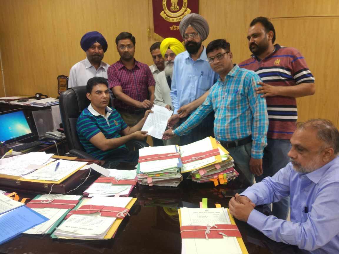 रिहायशी व सार्वजनिक स्थानो पर कार पार्किंग की तो पंजाब सरकार वसूलेगी टेक्स, पंजाब में गुस्से की लहर रिहायशी व सार्वजनिक स्थानो पर कार पार्किंग की तो पंजाब सरकार वसूलेगी टेक्स, पंजाब में गुस्से की लहर