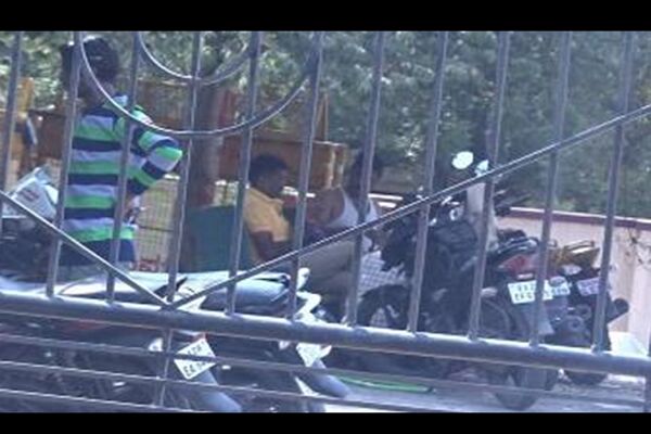 थाने में दारू-पार्टी की तस्वीरें हुई वायरल, महिला कॉन्स्टेबल समेत 3 पुलिसकर्मी सस्पेंड थाने में दारू-पार्टी की तस्वीरें हुई वायरल, महिला कॉन्स्टेबल समेत 3 पुलिसकर्मी सस्पेंड