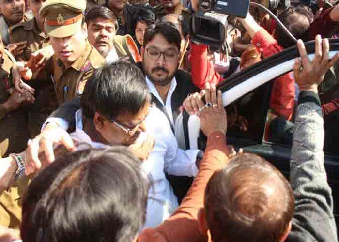 गायत्री प्रजापति की जमानत की ख़ुशी बदली मातम में जब ....? गायत्री प्रजापति की जमानत की ख़ुशी बदली मातम में जब ....?
