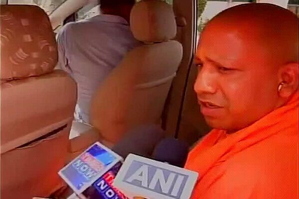 योगी सरकार कुपवाड़ा हमले में शहीद कैप्टन आयुष के परिजन को 30 लाख की सहायता देगी योगी सरकार कुपवाड़ा हमले में शहीद कैप्टन आयुष के परिजन को 30 लाख की सहायता देगी