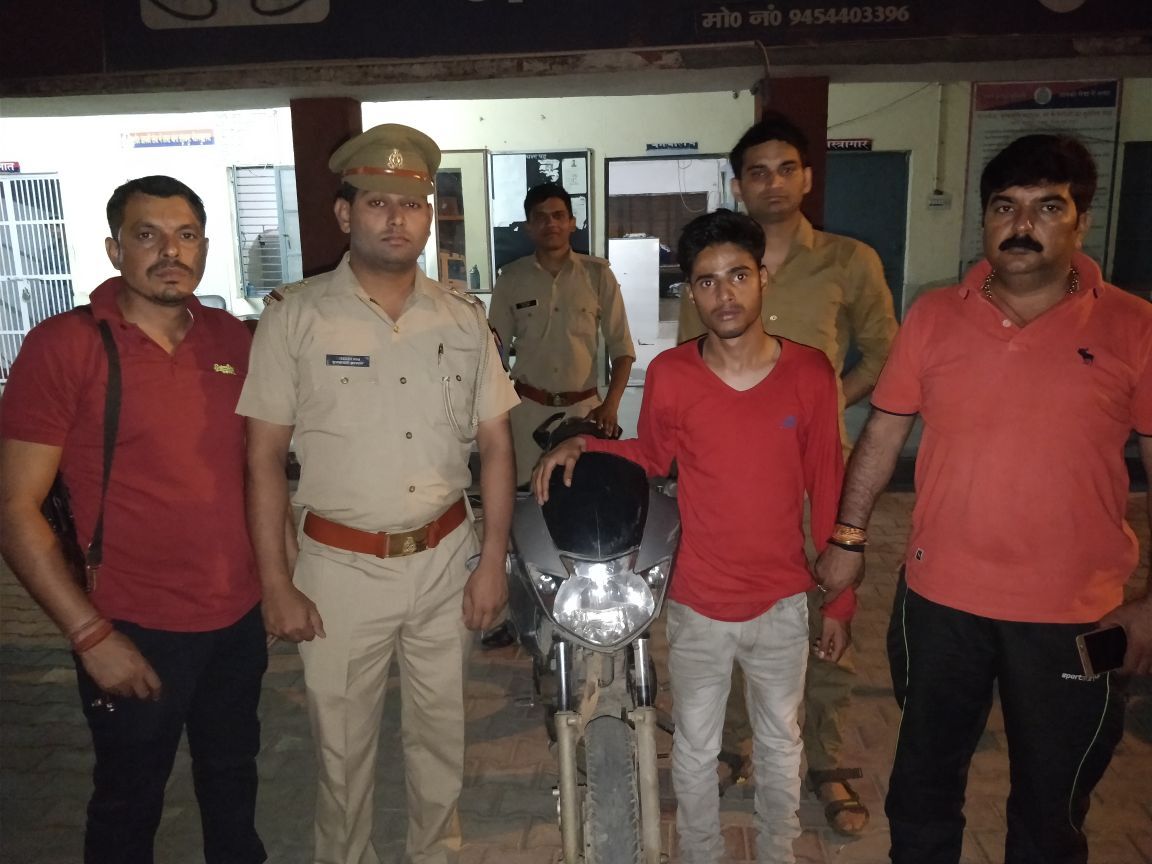 पुलिस मुठभेड में 25000 का शातिर ईनामिया अभियुक्त गिरफ्तार, मोटरसाईकिल व अवैध शस्त्र बरामद