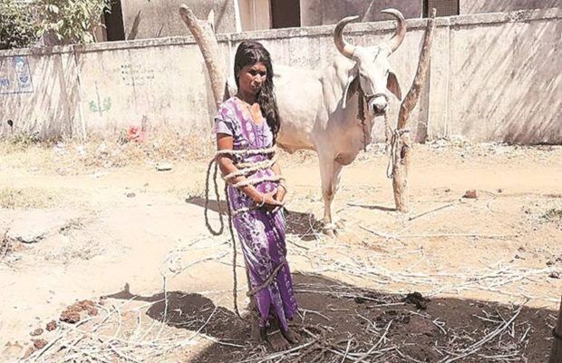गुजरात में आदिवासी महिला की खुंठे से बांधकर पिटाई
