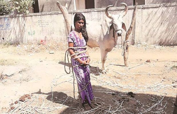 गुजरात में आदिवासी महिला की खुंठे से बांधकर पिटाई गुजरात में आदिवासी महिला की खुंठे से बांधकर पिटाई