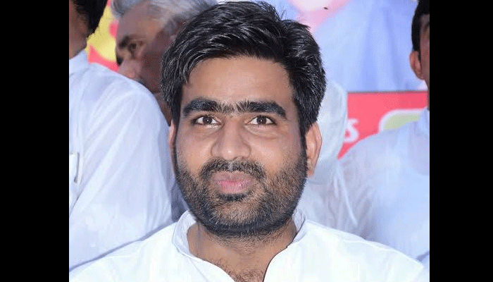 सपा नेता अतुल प्रधान पर कसा शिकंजा, गाडी का किया चालान