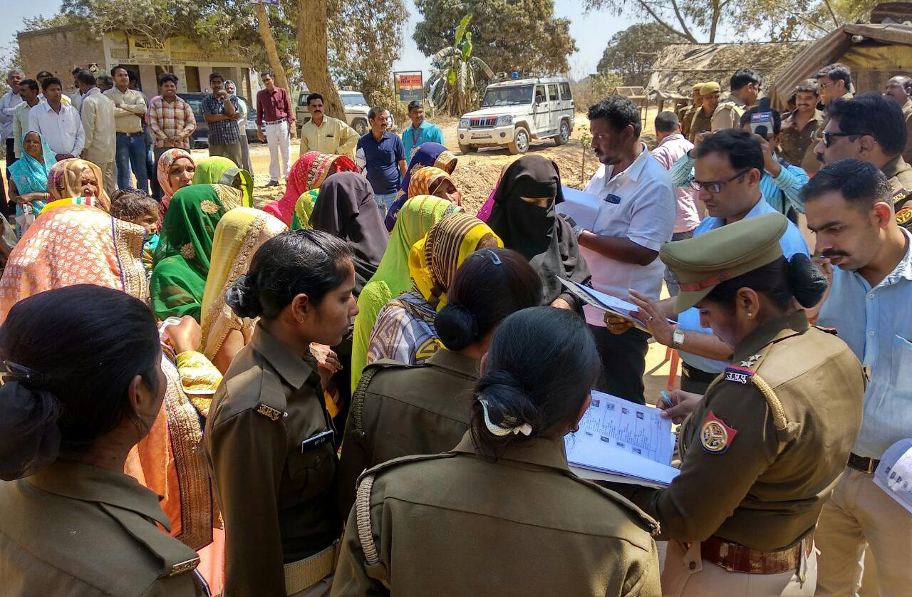 सत्ता की हनक: खुटहन ब्लाक प्रमुखी चुनाव में पूर्व सांसद,सांसद पुत्र भी ब्लॉक मुख्यालय परिसर मे मौजूद