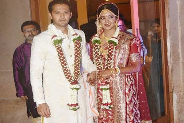 फिल्म फिरंगी की एक्ट्रेस इशिता दत्ता ने गुपचुप रचाई शादी, काजोल संग पहुंचे अजय देवगन फिल्म फिरंगी की एक्ट्रेस इशिता दत्ता ने गुपचुप रचाई शादी, काजोल संग पहुंचे अजय देवगन