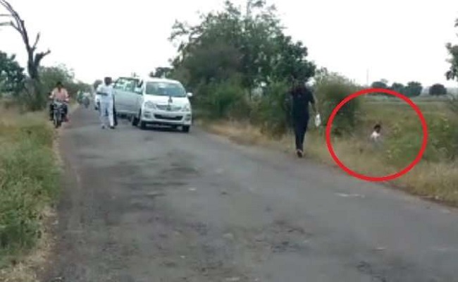 महाराष्ट्र के मंत्री ने सड़क किनारे खुले में किया पेशाब, वीडियो वायरल हुआ तो दी ये सफाई महाराष्ट्र के मंत्री ने सड़क किनारे खुले में किया पेशाब, वीडियो वायरल हुआ तो दी ये सफाई