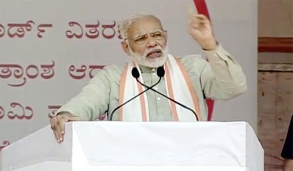 मोदी ने साधा निशाना कांग्रेस पर बोले- कौन सा पंजा 1 रूपये को 15 पैसे में बदल सकता है मोदी ने साधा निशाना कांग्रेस पर बोले- कौन सा पंजा 1 रूपये को 15 पैसे में बदल सकता है