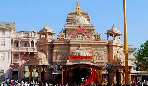 गजब! इस मंदिर में हनुमान जी खुद ही फोड़ देते हैं नारियल, यकीन नहीं तो देखिए ये VIDEO गजब! इस मंदिर में हनुमान जी खुद ही फोड़ देते हैं नारियल, यकीन नहीं तो देखिए ये VIDEO