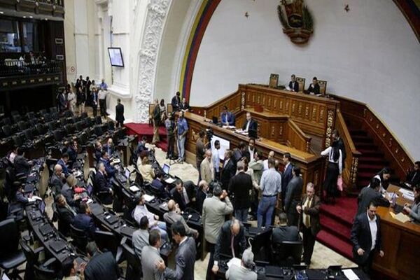 वेनेजुएला: संसद और सुप्रीम कोर्ट पर हथियारबंद समूह का हमला