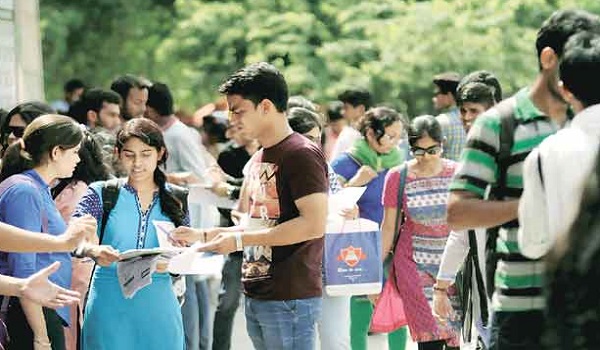 छात्रों को बड़ा झटका: देशभर के 800 इंजिनियरिंग कॉलेज होंगे बंद, जानें क्या है कारण छात्रों को बड़ा झटका: देशभर के 800 इंजिनियरिंग कॉलेज होंगे बंद, जानें क्या है कारण