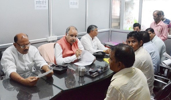 कैबिनेट मंत्री आशुतोष टंडन ने भाजपा मुख्यालय पर जन समस्याओं का किया निस्तारण कैबिनेट मंत्री आशुतोष टंडन ने भाजपा मुख्यालय पर जन समस्याओं का किया निस्तारण