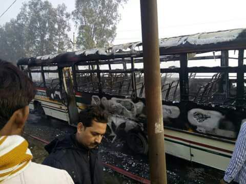 रोडवेज बस व मोटरसाइकिल की आमने-सामने टक्कर में महिला लेखपाल की दर्दनाक मौत, बच्चा जख्मी रोडवेज बस व मोटरसाइकिल की आमने-सामने टक्कर में महिला लेखपाल की दर्दनाक मौत, बच्चा जख्मी