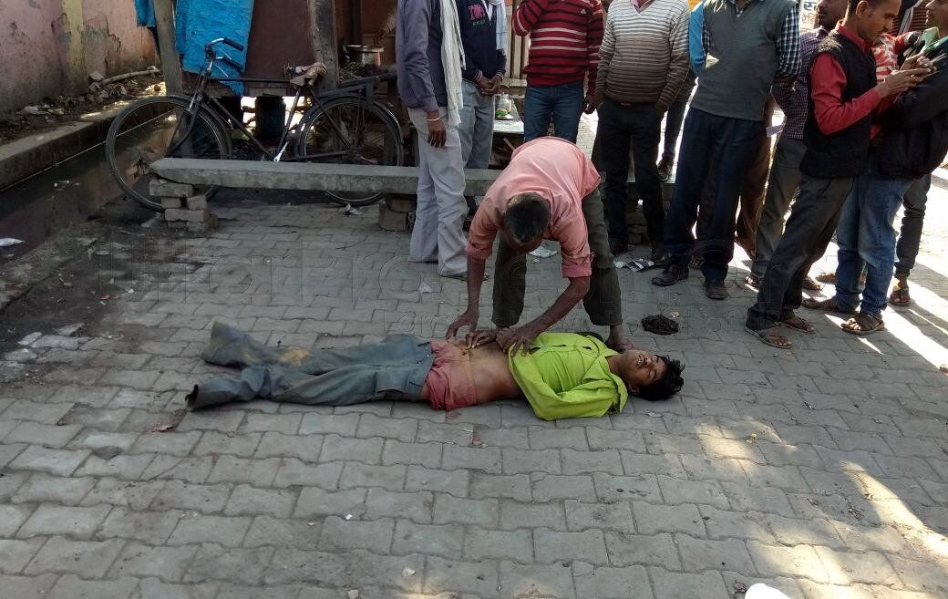 हरदोई में शव को नहीं मिली स्ट्रेचर हाथो में लेकर घूमते रहे परिजन हरदोई में शव को नहीं मिली स्ट्रेचर हाथो में लेकर घूमते रहे परिजन