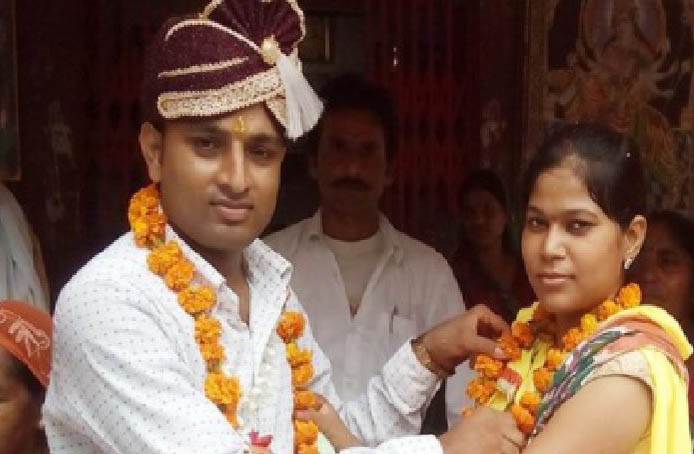 सरेआम आशिक को मंडप से उठाने वाली रिवॉल्वर रानी ने मंदिर में रचाई शादी सरेआम आशिक को मंडप से उठाने वाली रिवॉल्वर रानी ने मंदिर में रचाई शादी