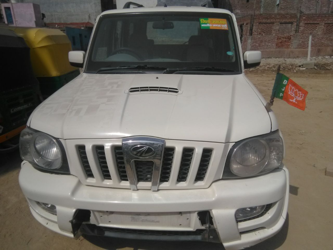 गाजियाबाद : बीजेपी का झंडा लगी गाड़ी से अवैध शराब बरामद