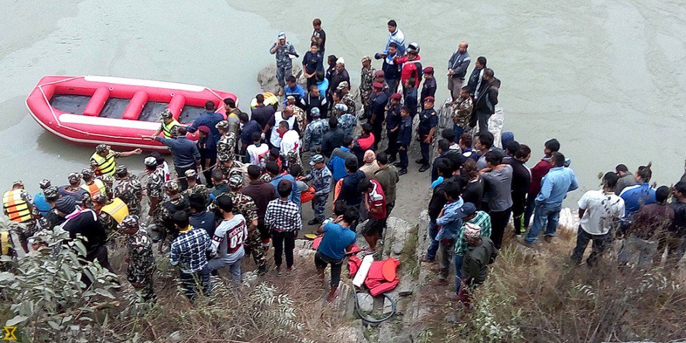 नेपाल में बस नदी में गिरी, 19 की मौत और 16 लोग घायल