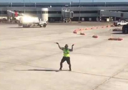 एयरपोर्ट वर्कर ने किया ऐसा कारनामा, जिसे देख दंग रह जाएगे आप...