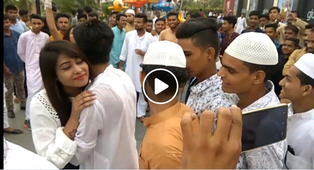 ईद पर गले लगकर मिलने वाली लडकी का घर से निकलना दूभर, मांफी भी मांगी