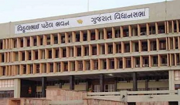 गुजरात विधानसभा से कांग्रेस के 15 विधायक निलंबित, 50 अन्य ने सदन से किया वॉकआउट गुजरात विधानसभा से कांग्रेस के 15 विधायक निलंबित, 50 अन्य ने सदन से किया वॉकआउट