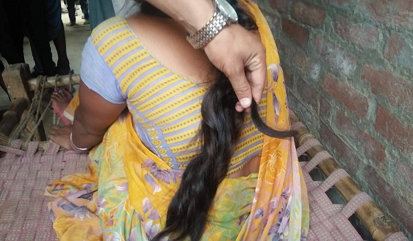 रहस्यमय ढंग से कटी महिला की चोटी, बेहोश हालत में हुई स्वास्थ्य केंद्र में भर्ती रहस्यमय ढंग से कटी महिला की चोटी, बेहोश हालत में हुई स्वास्थ्य केंद्र में भर्ती