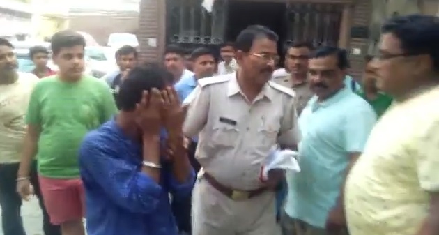 रंगे हाथ पकड़ा, मनचले की लाइव पिटाई!