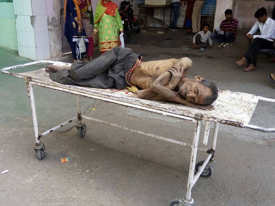 कोटा में डॉक्टरों की लापरवाही से डेढ़ घंटे अस्पताल के गेट पर तड़पता रहा मरीज कोटा में डॉक्टरों की लापरवाही से डेढ़ घंटे अस्पताल के गेट पर तड़पता रहा मरीज