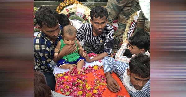 शहीद के ताबूत पर जब मासूम लिपटी तो रोने लगे सभी लोग