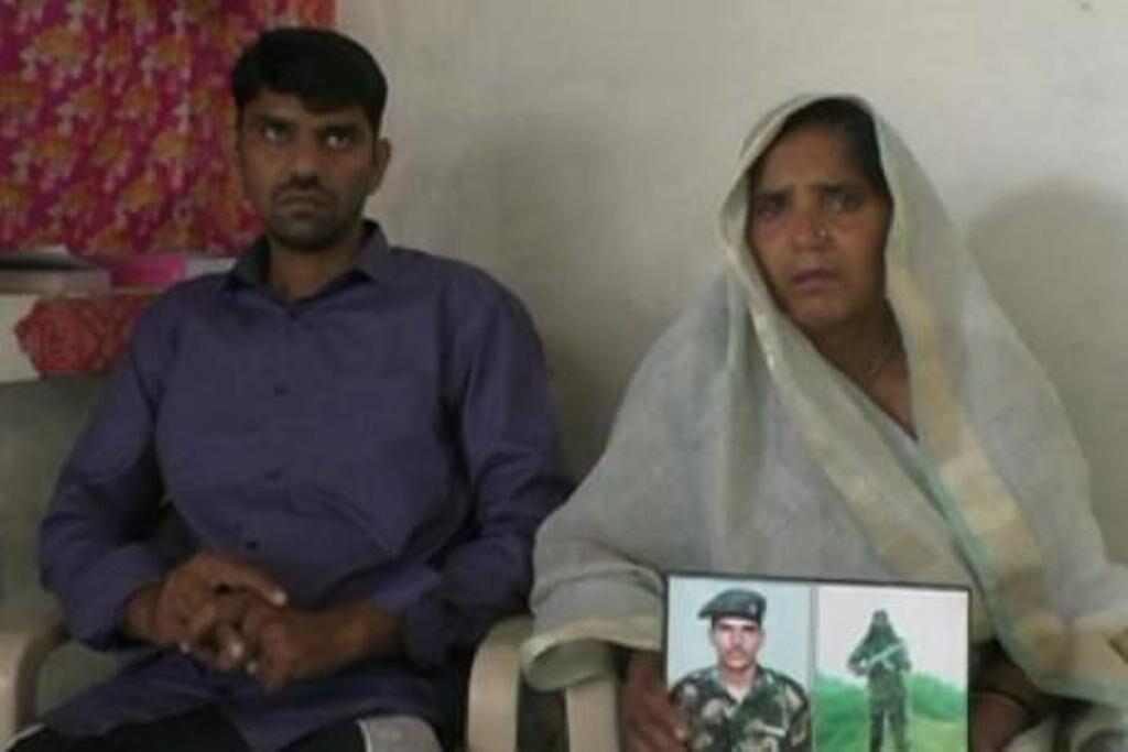 सरकार पर शहीद हेमराज की मां का फूटा गुस्सा, पूछा- कब तक कटवाते रहोगे सिर? सरकार पर शहीद हेमराज की मां का फूटा गुस्सा, पूछा- कब तक कटवाते रहोगे सिर?