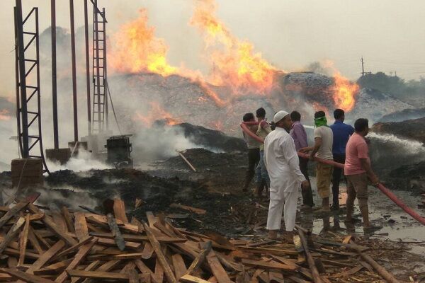 गोरखपुर में एक प्लाईवुड कारखाने में लगी भीषण आग, दमकल की गाड़ियां मौके पर मौजूद गोरखपुर में एक प्लाईवुड कारखाने में लगी भीषण आग, दमकल की गाड़ियां मौके पर मौजूद