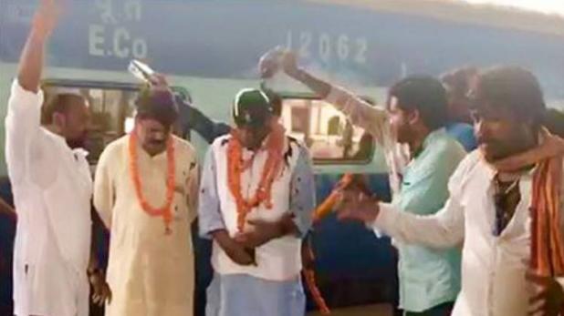 कांग्रेसी नेता पर डाल दी स्याही, रेलवे स्टेशन मचा हंगामा कांग्रेसी नेता पर डाल दी स्याही, रेलवे स्टेशन मचा हंगामा