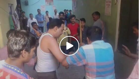 चोर की पिटाई का लाइव वीडियो हुआ वायरल, पीटते हुए लोंगों ने किया पुलिस के हवाले