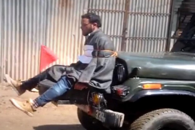 कश्मीरी युवक को जीप से बांधने वाले मेजर को सेना प्रमुख ने किया सम्मानित