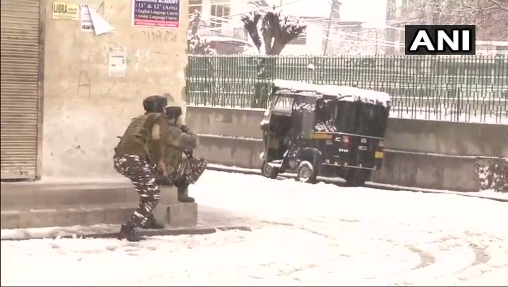 श्रीनगर : CRPF कैंप पर आतंकी हमले की कोशिश नाकाम, 1 जवान शहीद, आतंकियों से मुठभेड़ जारी