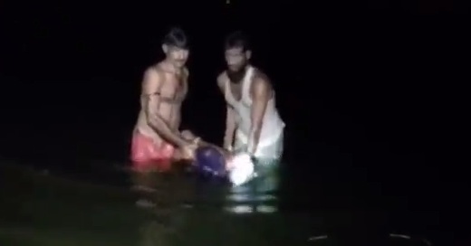 दुर्गा मूर्ति विसर्जन के दौरान तालाब में डूबने से दो युवकों की मौत