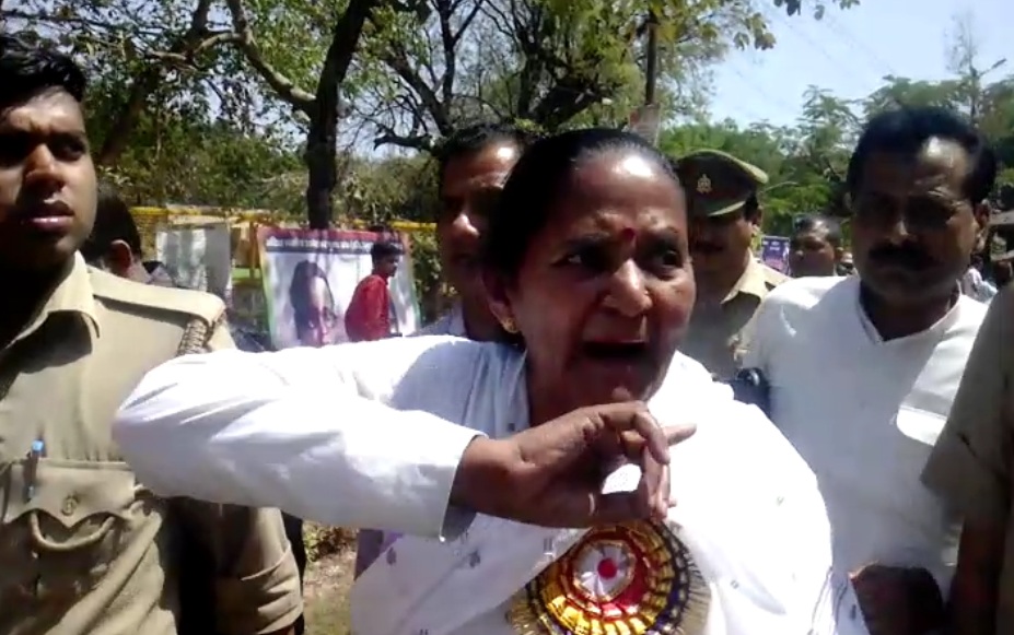 VIDEO : अंबेडकर जयंती के कार्यक्रम में दलितों ने योगी सरकार की मंत्री का किया बहिष्कार, मंच से भगाया!