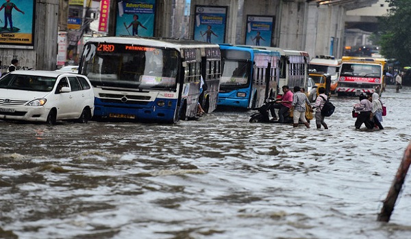 भारी बारिश से हैदराबाद में जन-जीवन अस्त-व्यस्त, तीन की मौत