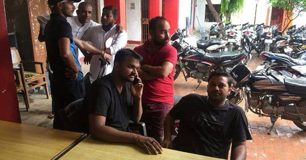 अमित शाह को काला झंडा दिखाने जा रहे चार सपा कार्यकर्ता पुलिस हिरासत में अमित शाह को काला झंडा दिखाने जा रहे चार सपा कार्यकर्ता पुलिस हिरासत में