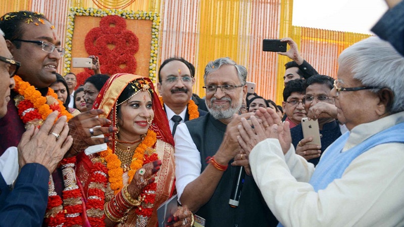 सुशील मोदी के बेटे की शादी में पहुंचे कई नेता, लालू ने दिया बंद लिफाफा, बढ़ी सियासत में हलचल