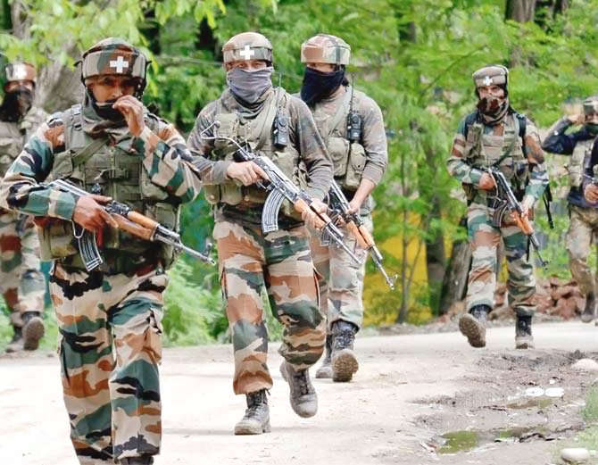 जम्मू कश्मीर के अनंतनाग में सेना ने छह आतंकी मार गिराए, सर्च ऑपरेशन जारी