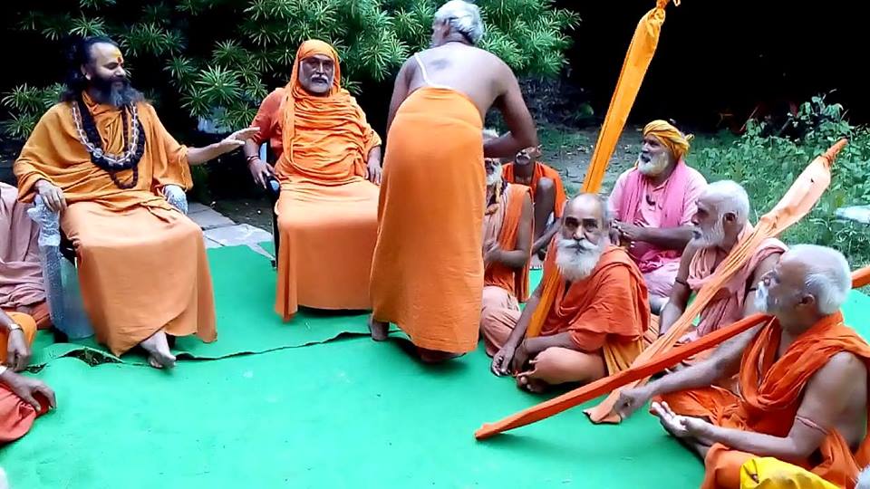 बलात्कारी राम रहीम को सजा मिलने पर काशी के संतों ने मनाई ख़ुशी,बांटी मिठाइयां