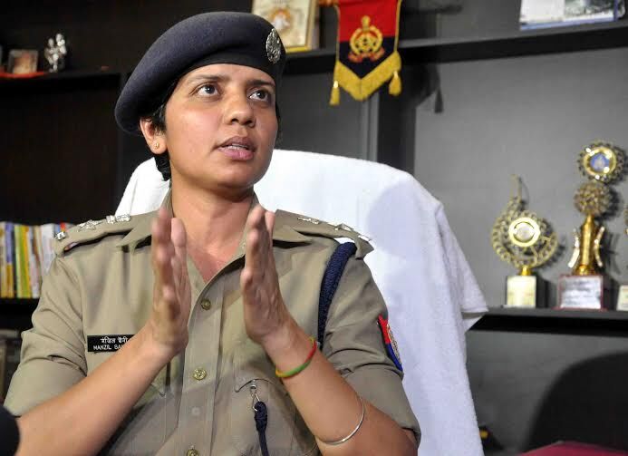 एसएसपी मंजिल सैनी ने लगाई सपा नेता अतुल प्रधान की पत्नी को फटकार